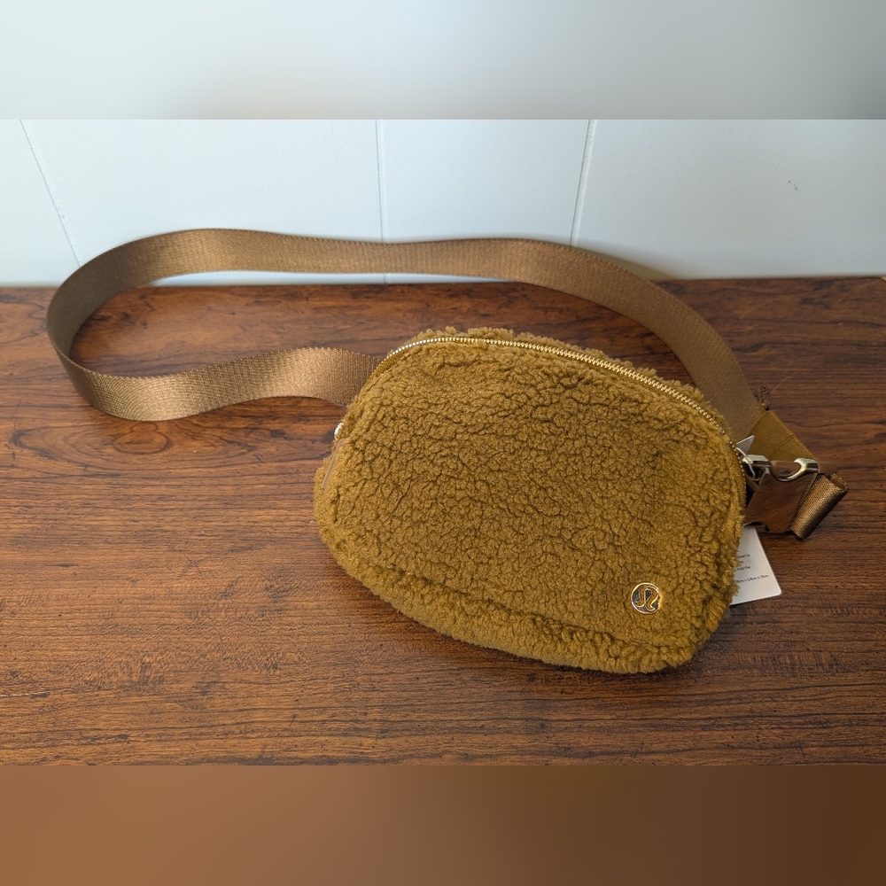 Lululemon Everywhere Fleece Belt Bag Trendy Fanny Pack NWT!